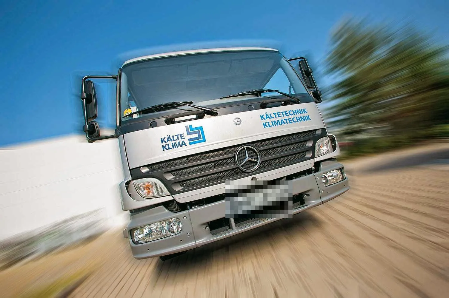 Lkw mit KÄLTE-KLIMA-Logo und der Aufschrift Kältetechnik, Klimatechnik in voller Fahrt