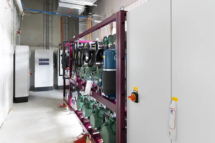 Aufgestellte CO2-Verbundkälteanlage mit Verdichtern im neuen Maschinenraum