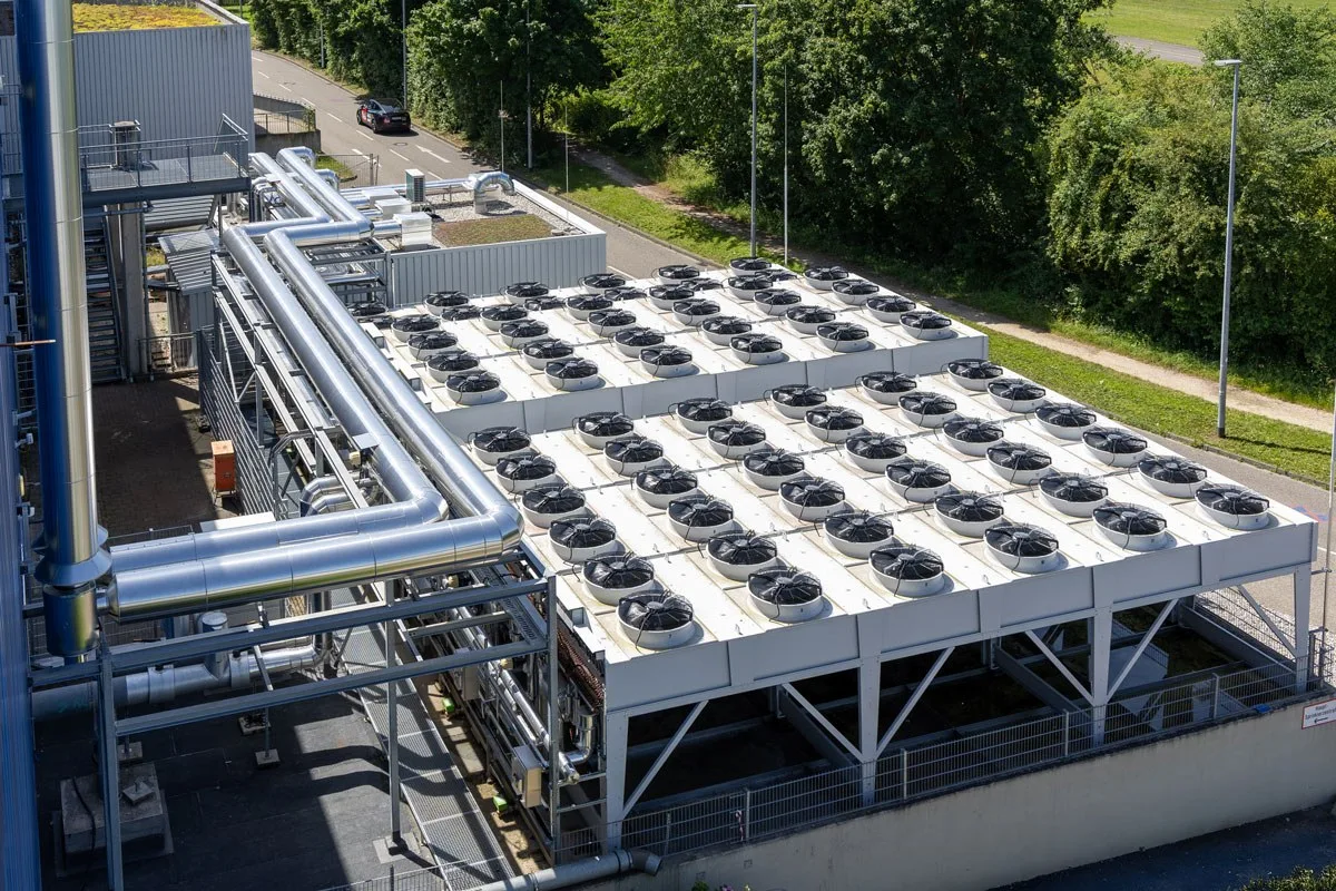 Luftbild der Wärmepumpenverdampfer mit vielen Ventilatoren im Außenbereich